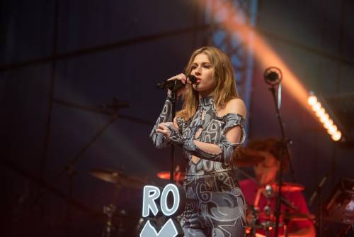 Zdjęcie przedstawia koncert Roxie Węgiel w pierwszy weekend Faktorii Kultury